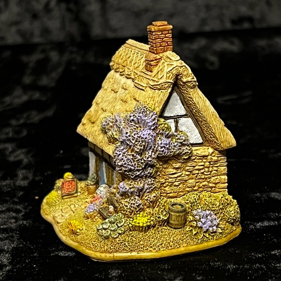 Lilliput Lane | Parsley Cottage | Symbol of Membership - Picture 4 of 12